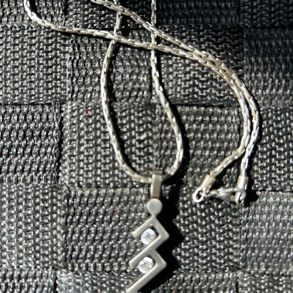 Silvery necklace comes with a chain - Picture 2 of 5